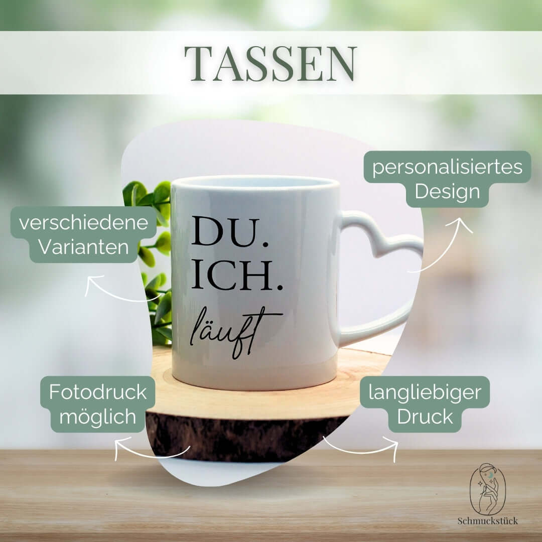 Eine Tasse mit einem Herzhenkel mit individuellen Aufdruck: "Ich. Du. Läuft."