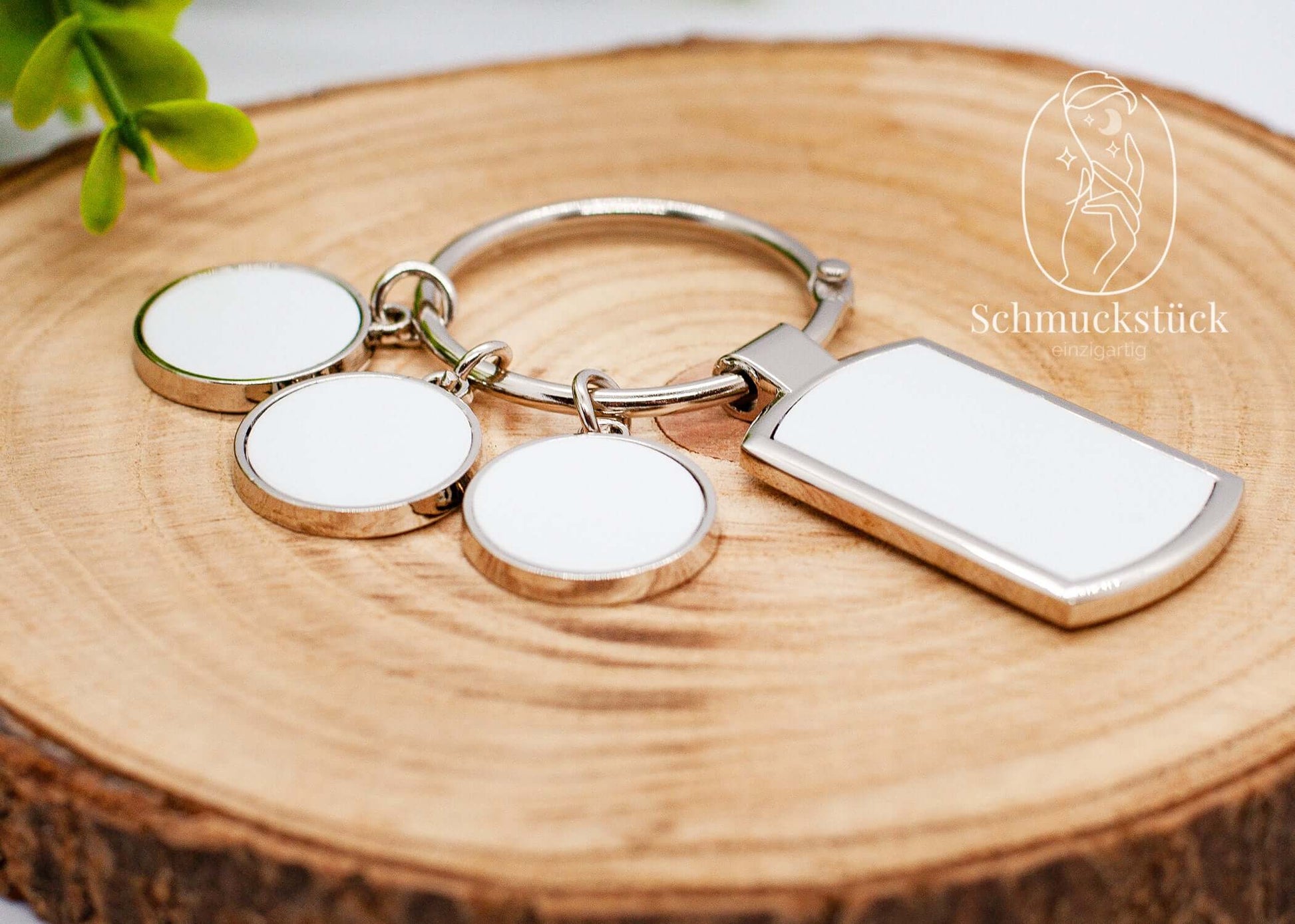 Schlüsselanhänger mit persönlichem Foto und 4-7 Charms, eine einzigartige Möglichkeit, Erinnerungen festzuhalten.