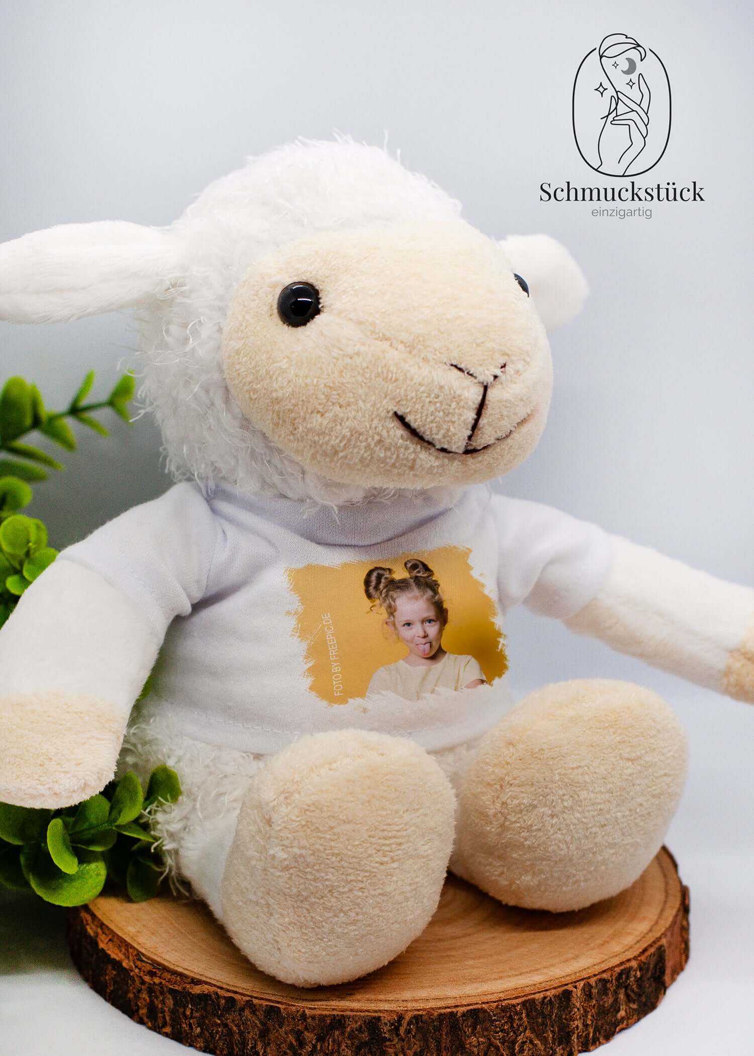 Ein personalisiertes Kuscheltier "Schaf" – kuschelig und individuell bedruckt.