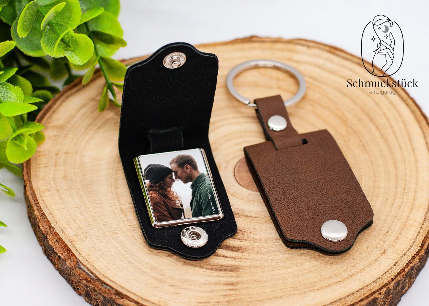 Ein personalisierter Klapp-Schlüsselanhänger aus Kunstleder für eigenes Foto.