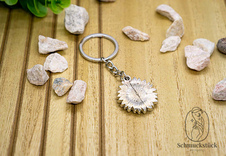 Schlüsselanhänger "Sonnenblume" mit personalisierbarem Design, Schmuckstück - einzigartig