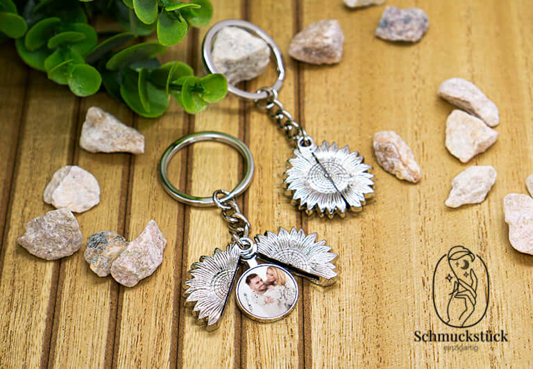 Schlüsselanhänger "Sonnenblume" mit personalisierbarem Design, Schmuckstück - einzigartig