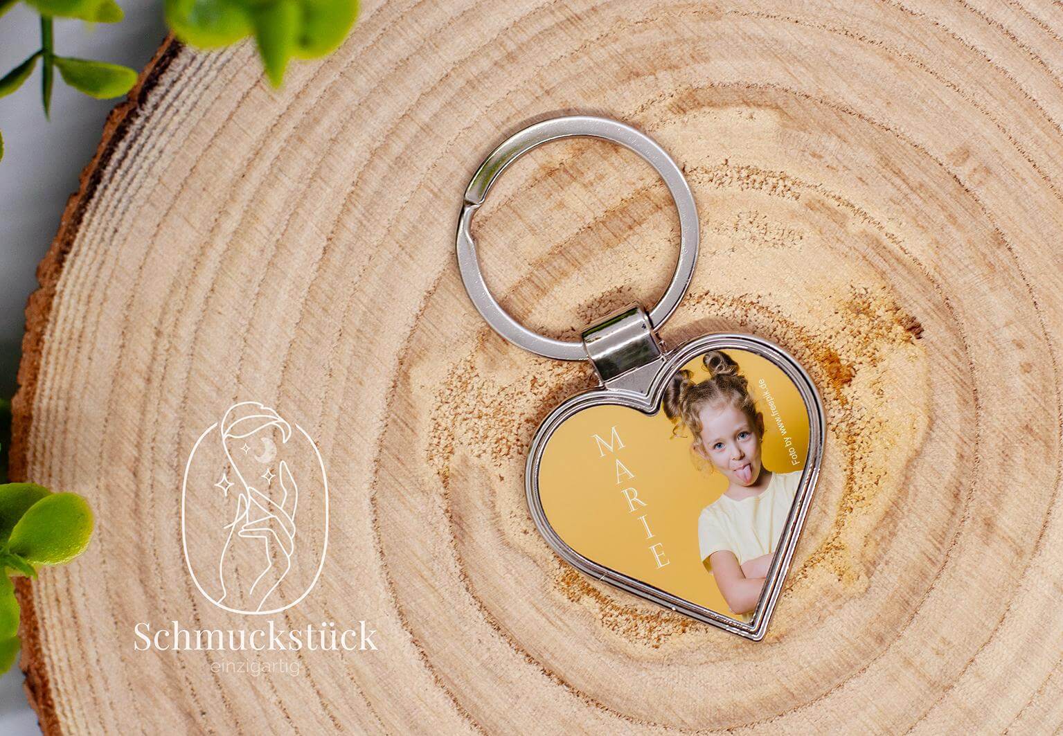 Herz Schlüsselanhänger aus Metall mit eigenem Foto als Geschenkidee zu Valentinstag, Hochzeit oder Geburtstag, Schmuckstück - einzigartig