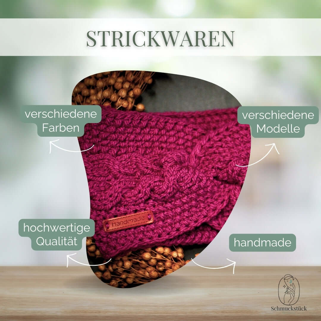 Ein handgestricktes Stirnband mit Knoten in einem Brombeerton.