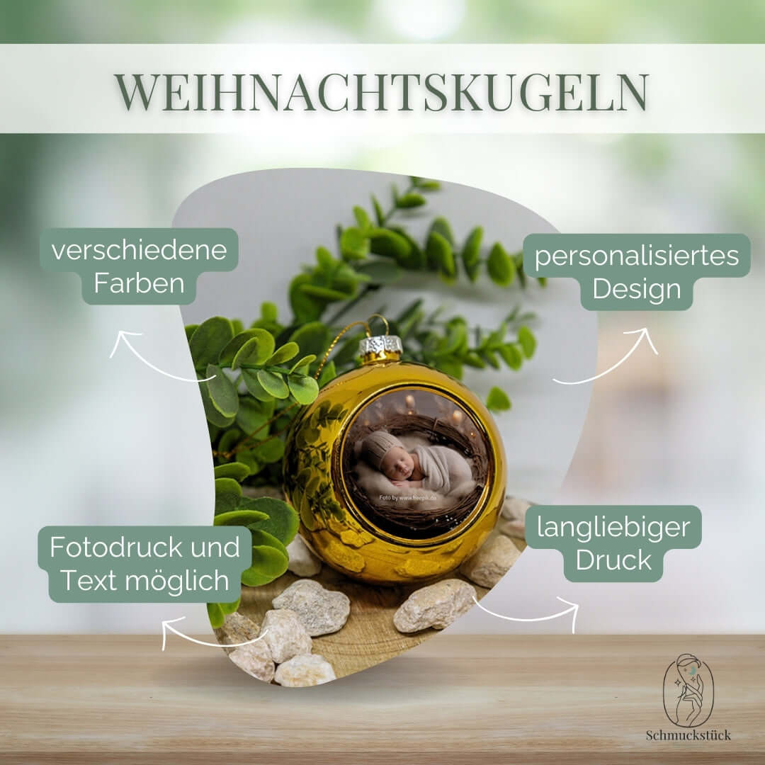Eine individuell bedruckte Weihnachtskugel mit Foto oder Text.