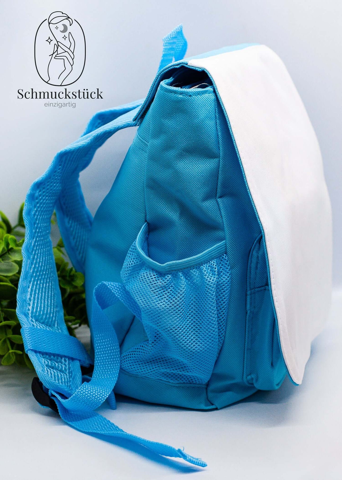 Ein personalisierter Kinder-Rucksack der lebendige Farben und Individualität ausstrahlt.
