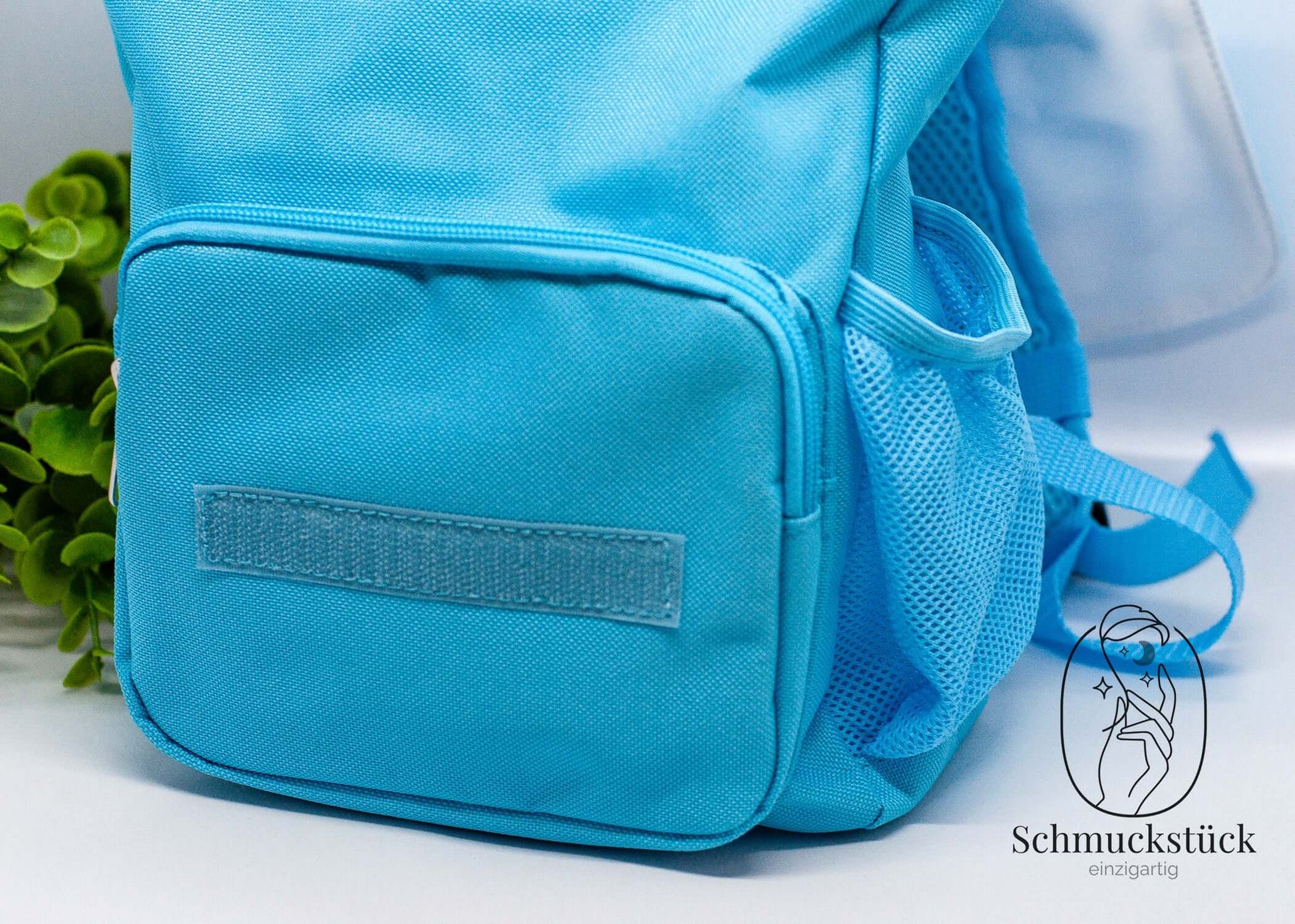 Ein personalisierter Kinder-Rucksack der lebendige Farben und Individualität ausstrahlt.